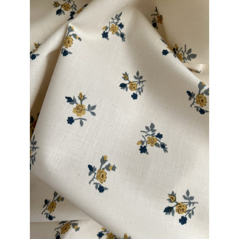 Celine - Popeline douce coton organique fond ivoire imprimé fleuri marine / moutarde Tissus issus de l'agriculture biologique  -