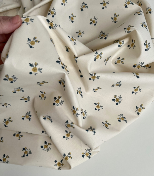 Celine - Popeline douce coton organique fond ivoire imprimé fleuri marine / moutarde Tissus issus de l'agriculture biologique  -