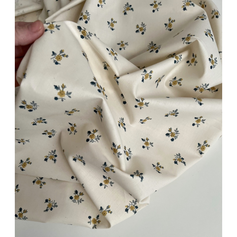 Celine - Popeline douce coton organique fond ivoire imprimé fleuri marine / moutarde Tissus issus de l'agriculture biologique  -