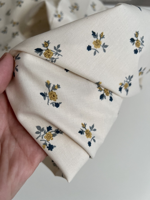 Celine - Popeline douce coton organique fond ivoire imprimé fleuri marine / moutarde Tissus issus de l'agriculture biologique  -