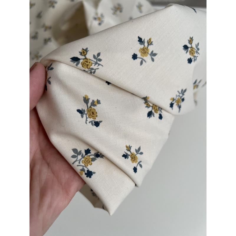 Celine - Popeline douce coton organique fond ivoire imprimé fleuri marine / moutarde Tissus issus de l'agriculture biologique  -