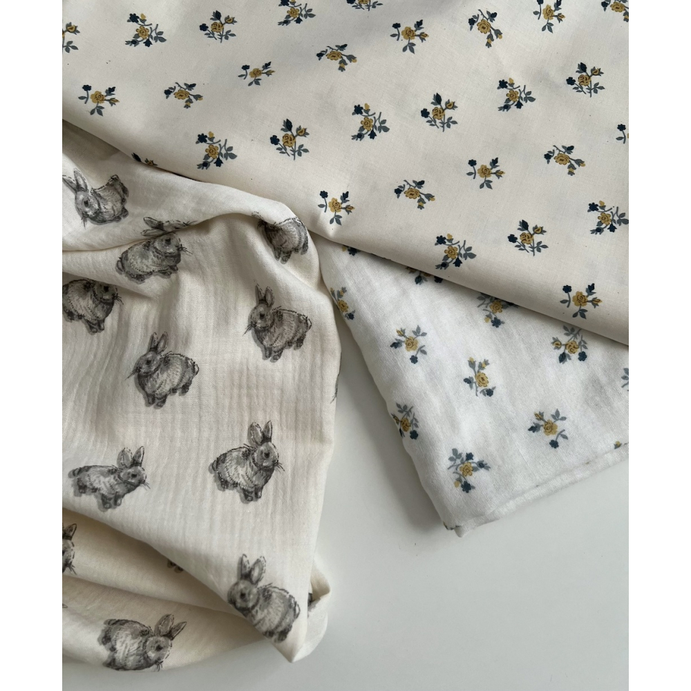 Celine - Popeline douce coton organique fond ivoire imprimé fleuri marine / moutarde Tissus issus de l'agriculture biologique  -