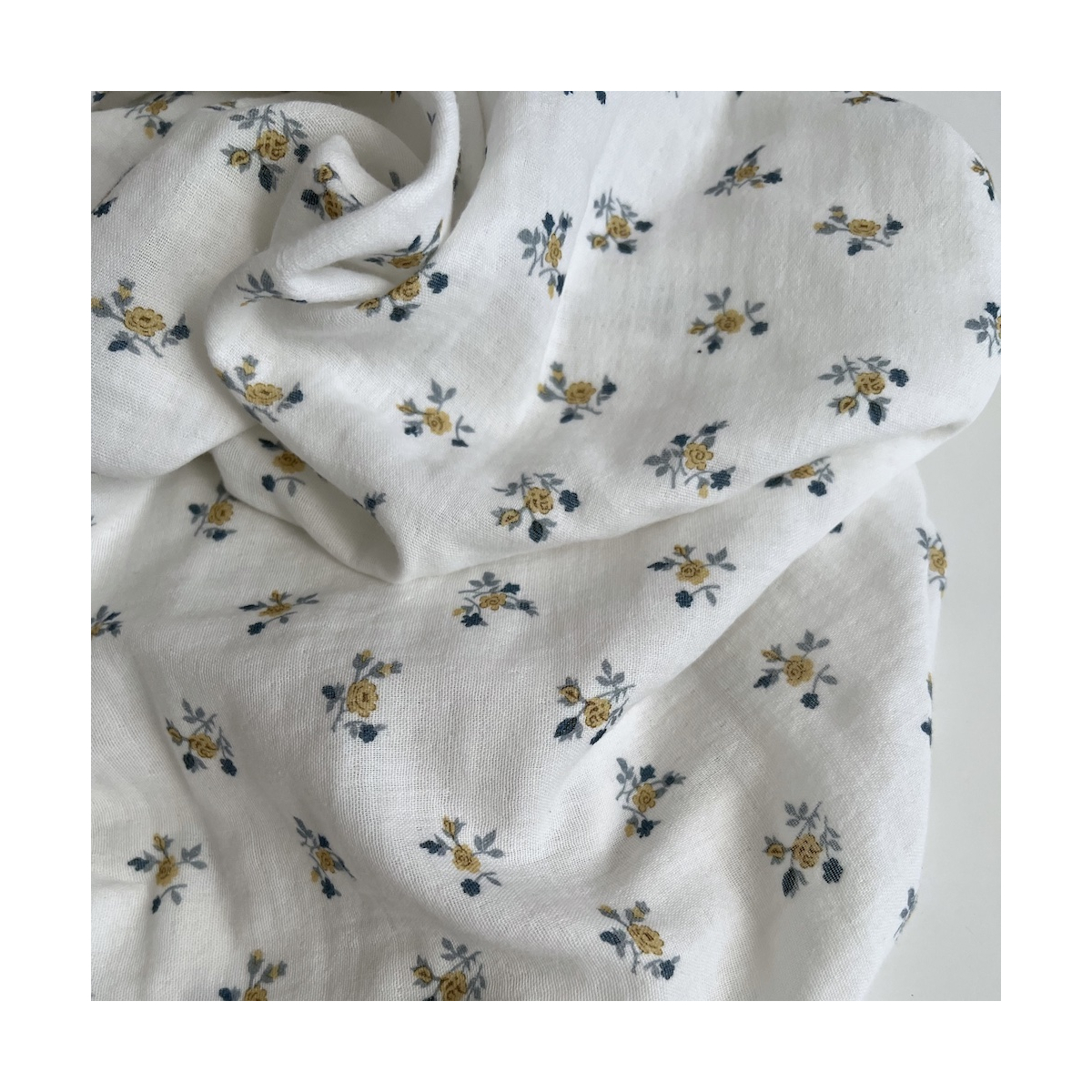 Celine - Double gaze de coton BIO blanc motif fleuri marine / moutarde Tissus issus de l'agriculture biologique  - 1 Celine - Double gaze de coton BIO blanc motif fleuri marine / moutarde Tissus issus de l'agriculture biologique  - 1
