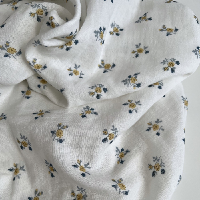 Celine - Double gaze de coton BIO blanc motif fleuri marine / moutarde Tissus issus de l'agriculture biologique  - 1