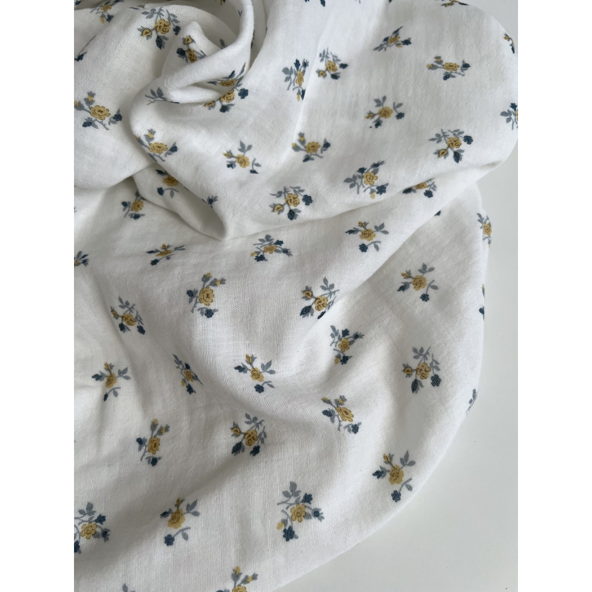 Celine - Double gaze de coton BIO blanc motif fleuri marine / moutarde Tissus issus de l'agriculture biologique  - 3 Celine - Double gaze de coton BIO blanc motif fleuri marine / moutarde Tissus issus de l'agriculture biologique  - 3