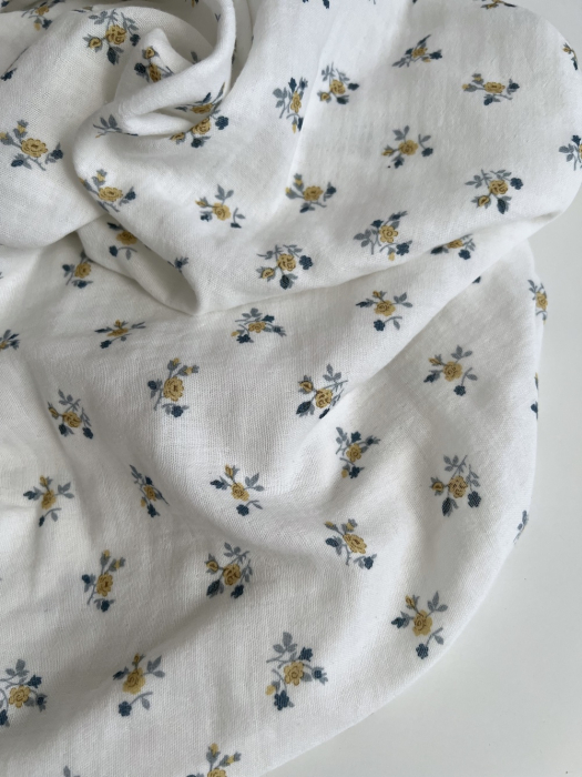 Celine - Double gaze de coton BIO blanc motif fleuri marine / moutarde Tissus issus de l'agriculture biologique  - 3