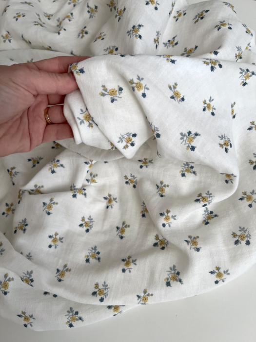 Celine - Double gaze de coton BIO blanc motif fleuri marine / moutarde Tissus issus de l'agriculture biologique  - 5