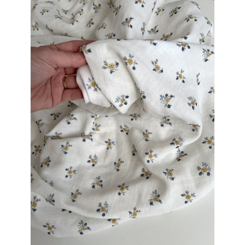 Celine - Double gaze de coton BIO blanc motif fleuri marine / moutarde Tissus issus de l'agriculture biologique  - 5