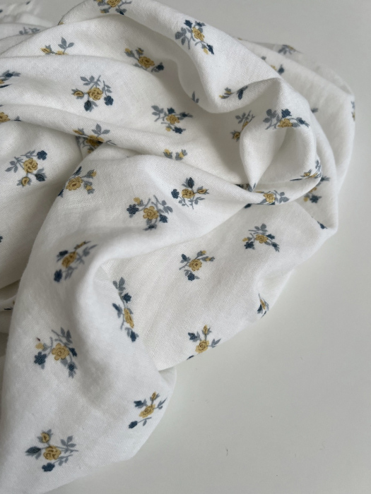 Celine - Double gaze de coton BIO blanc motif fleuri marine / moutarde Tissus issus de l'agriculture biologique  - 6