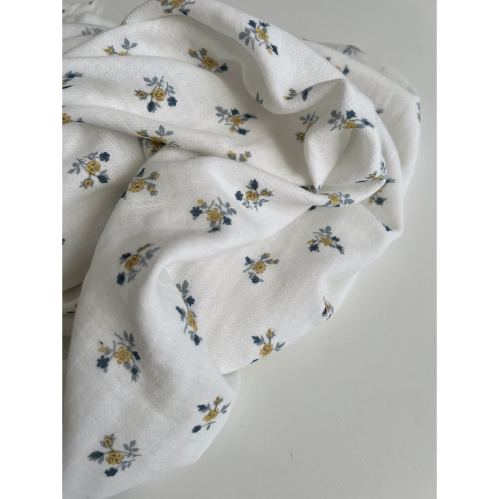 Celine - Double gaze de coton BIO blanc motif fleuri marine / moutarde Tissus issus de l'agriculture biologique  - 6