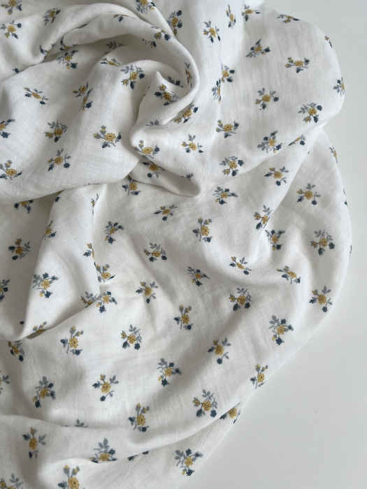 Celine - Double gaze de coton BIO blanc motif fleuri marine / moutarde Tissus issus de l'agriculture biologique  - 7