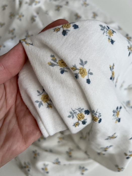Celine - Double gaze de coton BIO blanc motif fleuri marine / moutarde Tissus issus de l'agriculture biologique  - 8