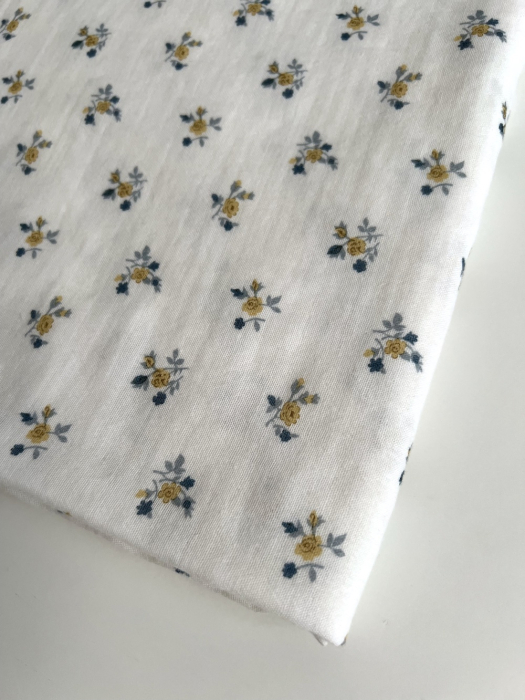 Celine - Double gaze de coton BIO blanc motif fleuri marine / moutarde Tissus issus de l'agriculture biologique  - 9