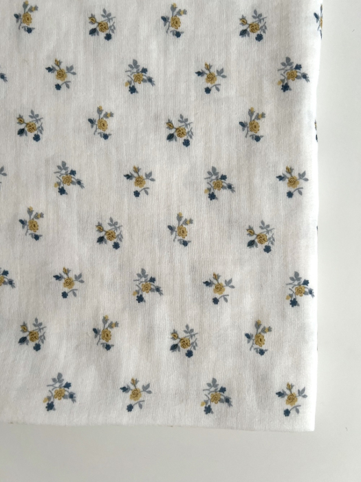 Celine - Double gaze de coton BIO blanc motif fleuri marine / moutarde Tissus issus de l'agriculture biologique  - 10