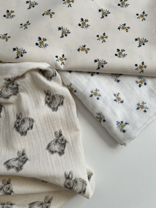 Celine - Double gaze de coton BIO blanc motif fleuri marine / moutarde Tissus issus de l'agriculture biologique  - 11