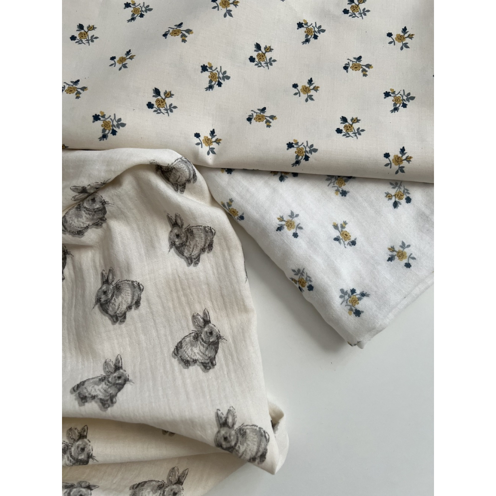 Celine - Double gaze de coton BIO blanc motif fleuri marine / moutarde Tissus issus de l'agriculture biologique  - 11