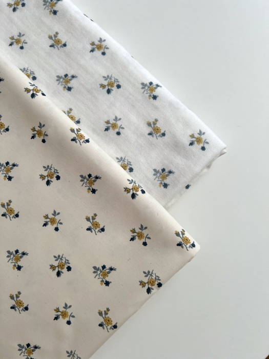 Celine - Double gaze de coton BIO blanc motif fleuri marine / moutarde Tissus issus de l'agriculture biologique  - 12