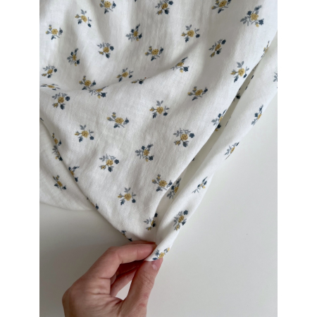 Celine - Double gaze de coton BIO blanc motif fleuri marine / moutarde Tissus issus de l'agriculture biologique  - 2 Celine - Double gaze de coton BIO blanc motif fleuri marine / moutarde Tissus issus de l'agriculture biologique  - 2