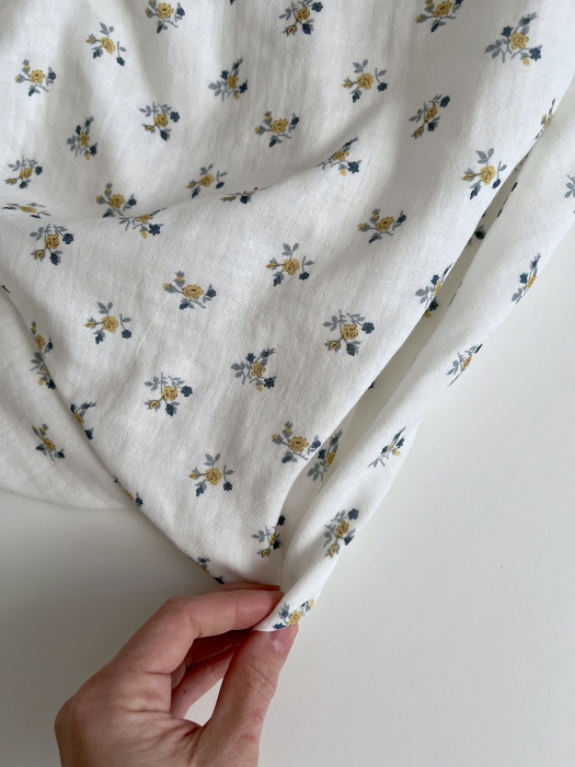 Celine - Double gaze de coton BIO blanc motif fleuri marine / moutarde Tissus issus de l'agriculture biologique  - 2