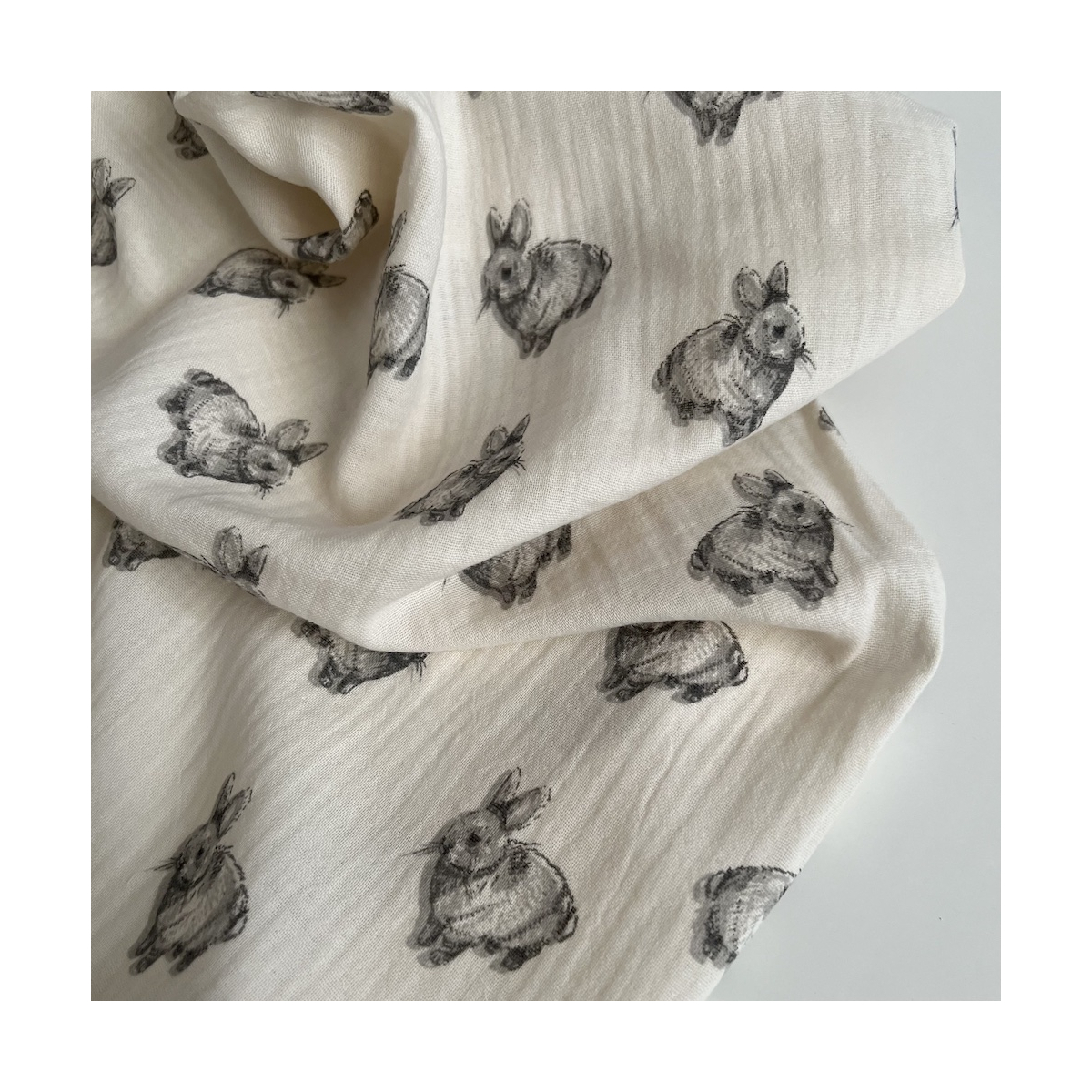 Double gaze de coton BIO écru motif exclusif lapins Tissus issus de l'agriculture biologique  - 1 Double gaze de coton BIO écru motif exclusif lapins Tissus issus de l'agriculture biologique  - 1