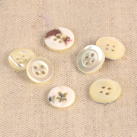 Bouton 4 trous en nacre naturelle ( 9mm ou 10mm) coloris naturel Batikou - 1 Bouton 4 trous en nacre naturelle ( 9mm ou 10mm) coloris naturel Batikou - 1