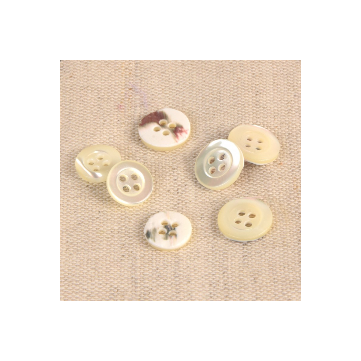 Bouton 4 trous en nacre naturelle ( 9mm ou 10mm) coloris naturel Batikou - 1 Bouton 4 trous en nacre naturelle ( 9mm ou 10mm) coloris naturel Batikou - 1