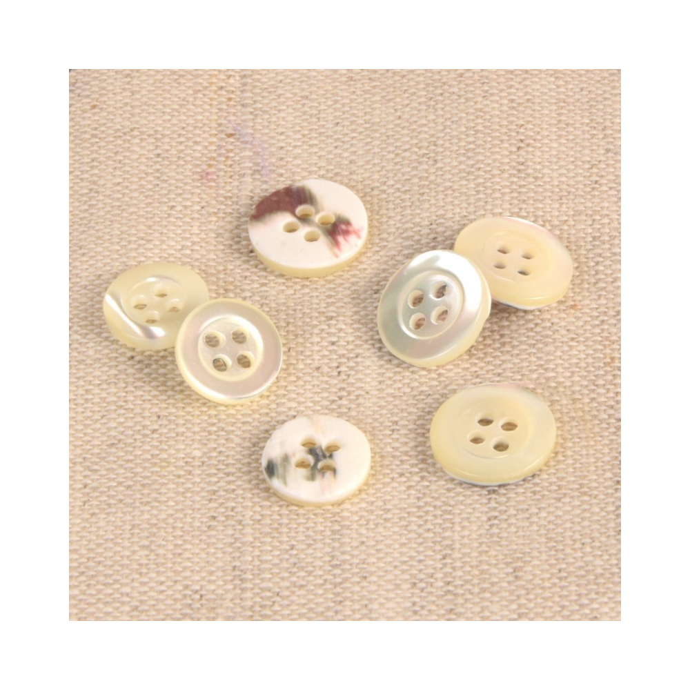 Bouton 4 trous en nacre naturelle ( 9mm ou 10mm) coloris naturel Batikou - 1