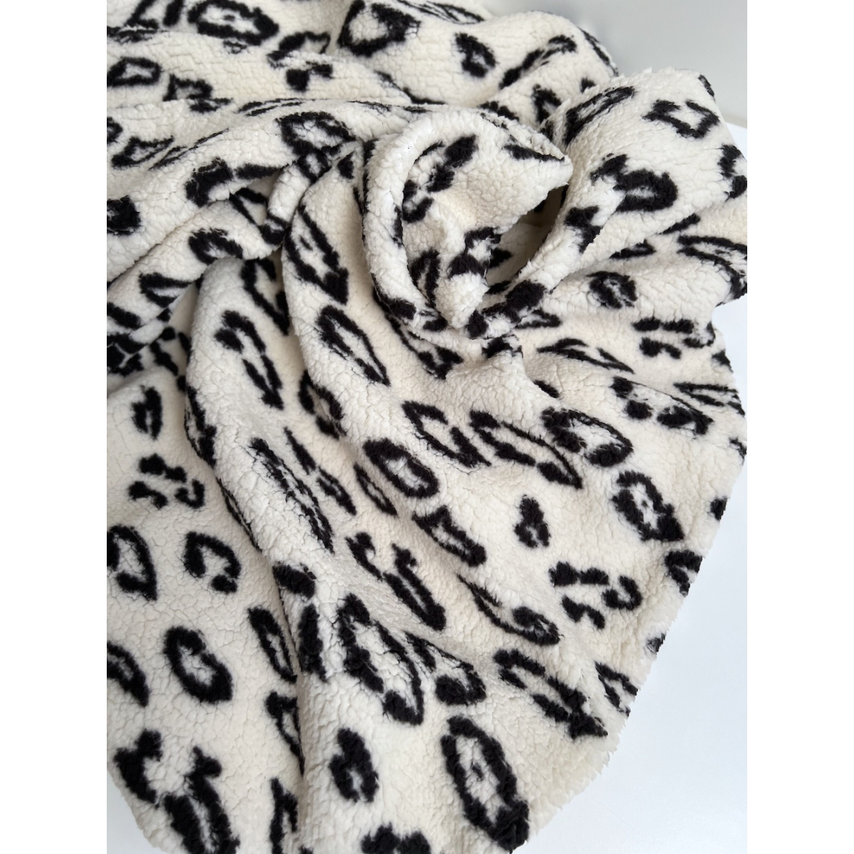 Teddy / moumoute bouclé fond lait motif Graou Mailles - 5 Teddy / moumoute bouclé fond lait motif Graou Mailles - 5