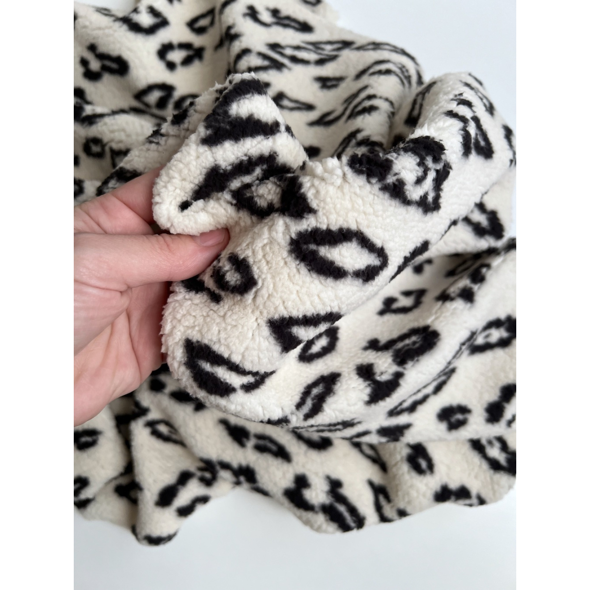 Teddy / moumoute bouclé fond lait motif Graou Mailles - 8 Teddy / moumoute bouclé fond lait motif Graou Mailles - 8