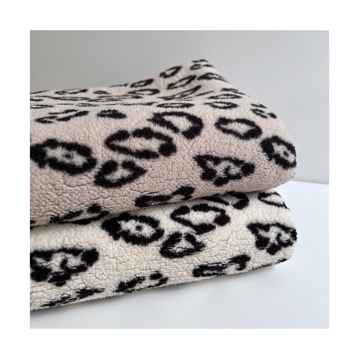 Teddy / moumoute bouclé fond lait motif Graou Mailles - 10 Teddy / moumoute bouclé fond lait motif Graou Mailles - 10