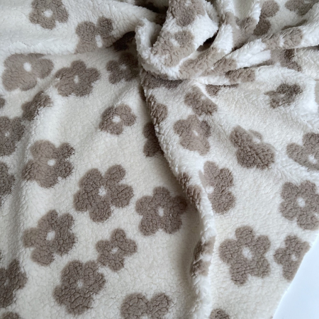 Teddy / moumoute bouclé fond lait motif fleurs Mailles - 1 Teddy / moumoute bouclé fond lait motif fleurs Mailles - 1