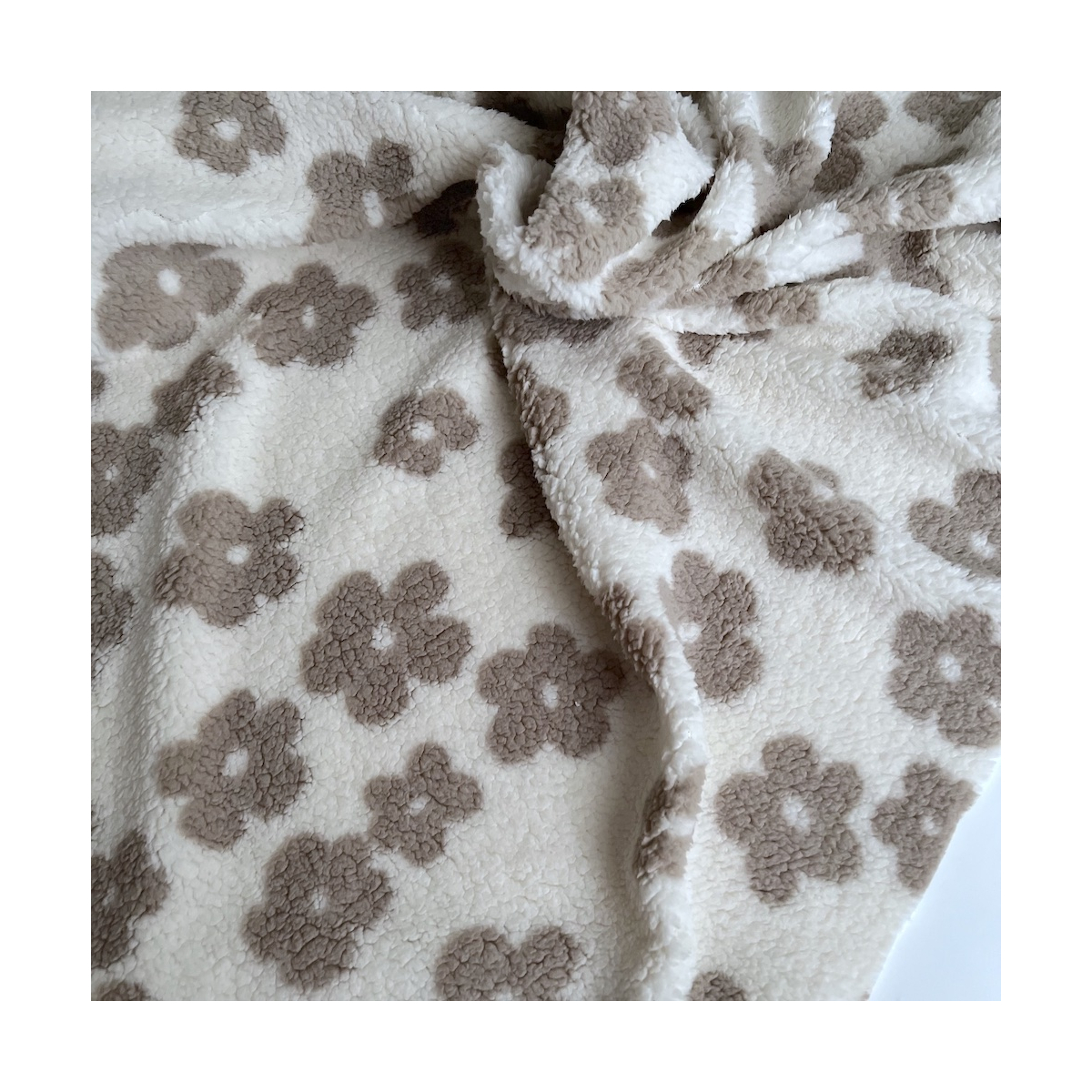 Teddy / moumoute bouclé fond lait motif fleurs Mailles - 1 Teddy / moumoute bouclé fond lait motif fleurs Mailles - 1