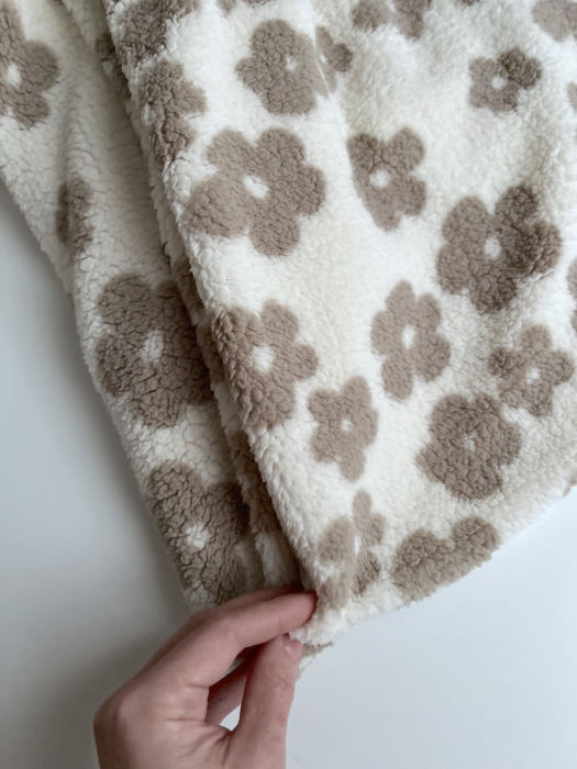 Teddy / moumoute bouclé fond lait motif fleurs Mailles - 2