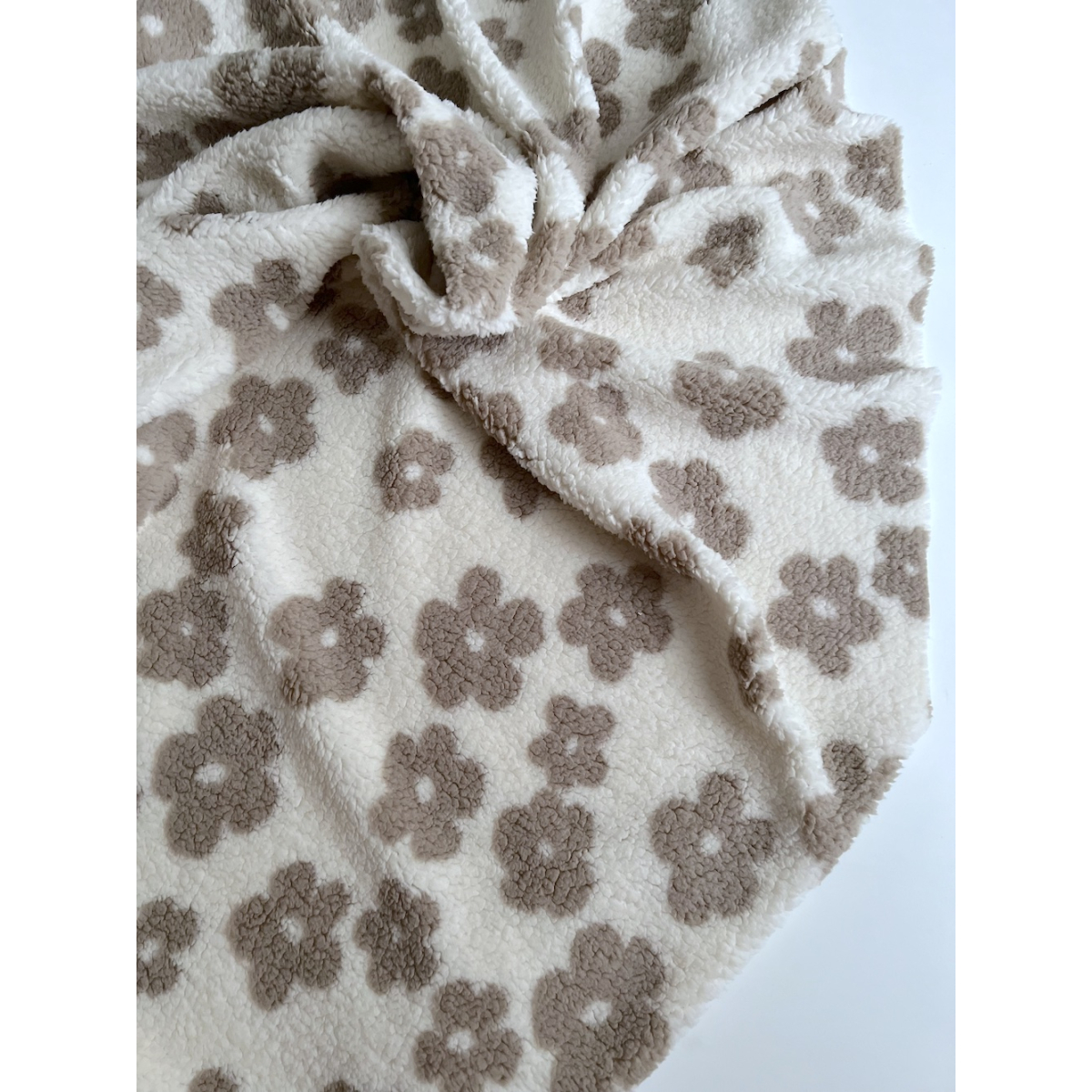 Teddy / moumoute bouclé fond lait motif fleurs Mailles - 3 Teddy / moumoute bouclé fond lait motif fleurs Mailles - 3