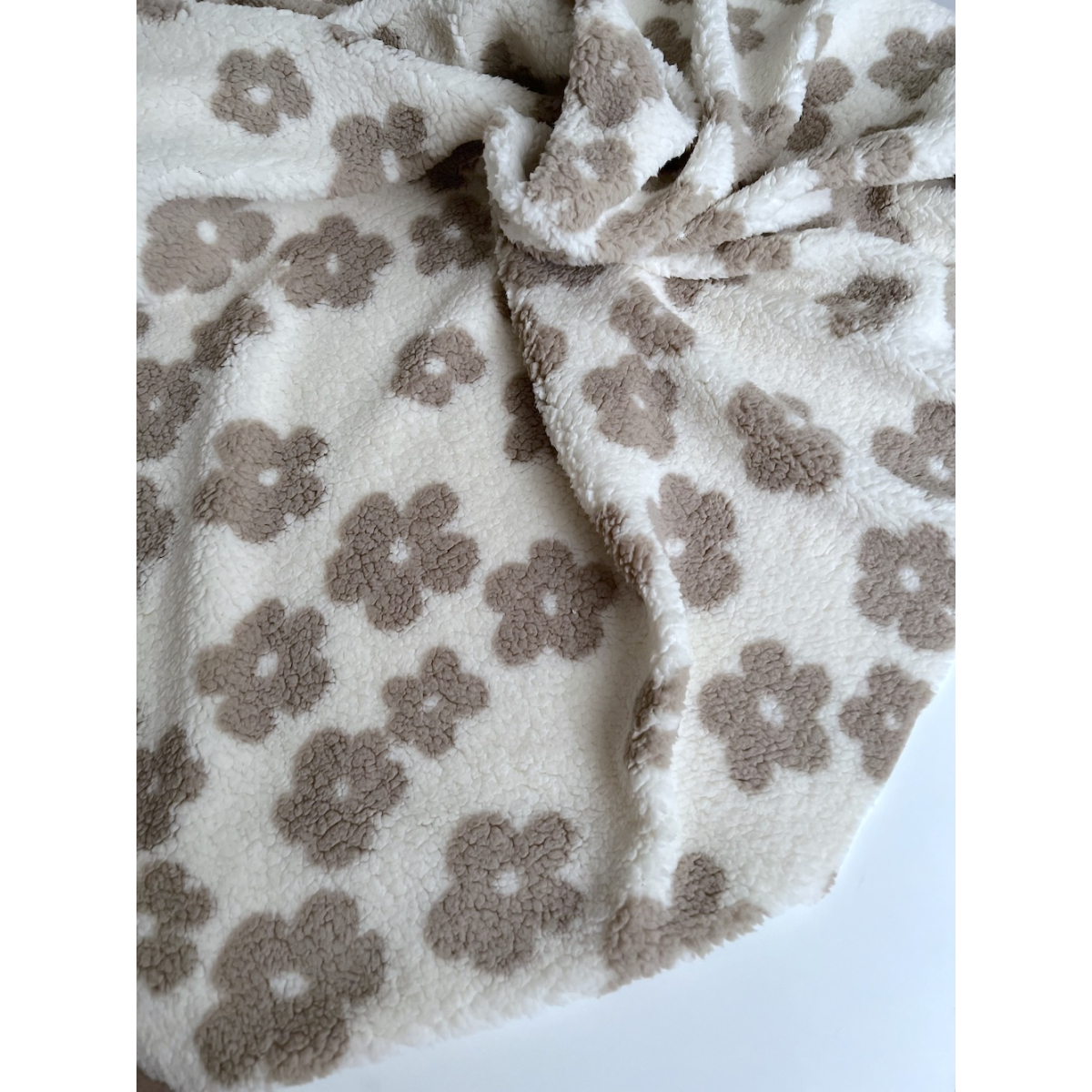 Teddy / moumoute bouclé fond lait motif fleurs Mailles - 4 Teddy / moumoute bouclé fond lait motif fleurs Mailles - 4