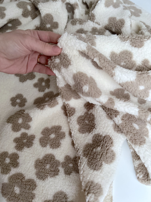 Teddy / moumoute bouclé fond lait motif fleurs Mailles - 7