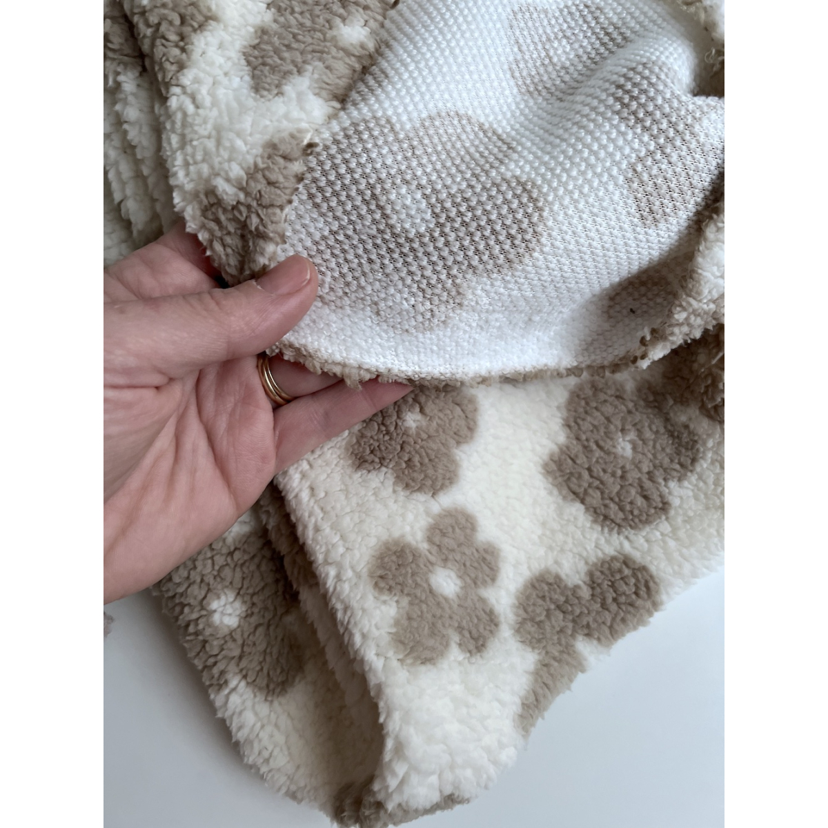 Teddy / moumoute bouclé fond lait motif fleurs Mailles - 8 Teddy / moumoute bouclé fond lait motif fleurs Mailles - 8