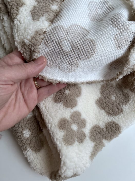 Teddy / moumoute bouclé fond lait motif fleurs Mailles - 8