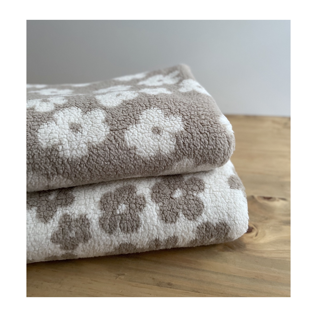 Teddy / moumoute bouclé fond lait motif fleurs Mailles - 9 Teddy / moumoute bouclé fond lait motif fleurs Mailles - 9