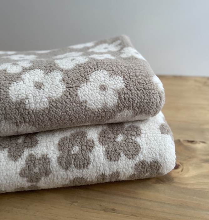 Teddy / moumoute bouclé fond lait motif fleurs Mailles - 9