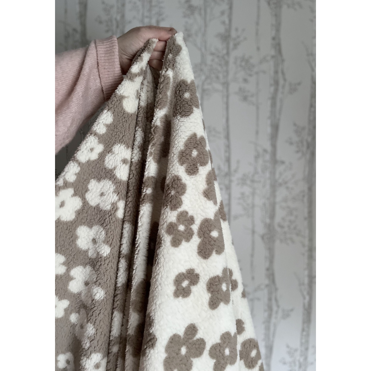 Teddy / moumoute bouclé fond lait motif fleurs Mailles - 10 Teddy / moumoute bouclé fond lait motif fleurs Mailles - 10