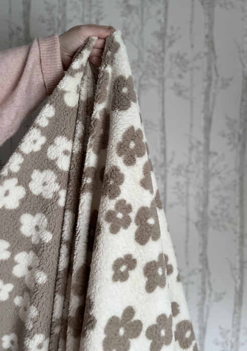 Teddy / moumoute bouclé fond grège motif fleurs Mailles - 9