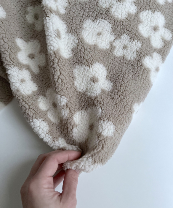 Teddy / moumoute bouclé fond grège motif fleurs Mailles - 3