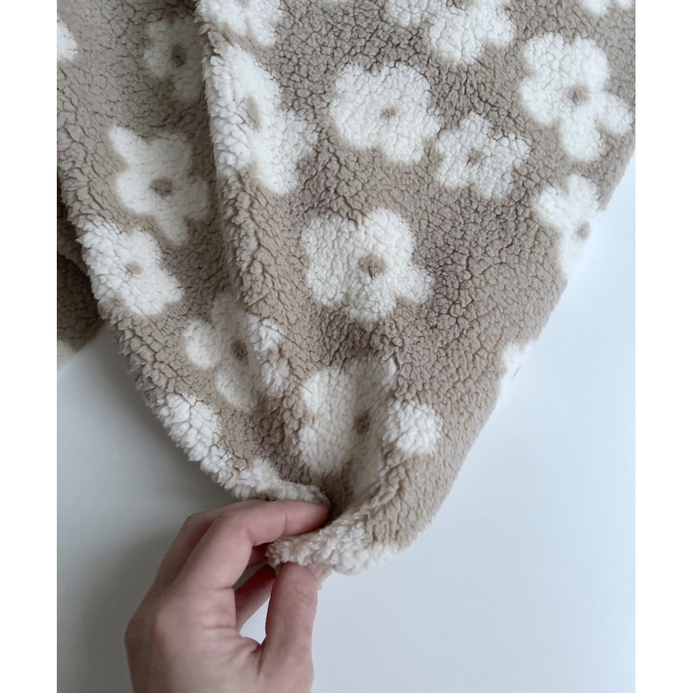 Teddy / moumoute bouclé fond grège motif fleurs Mailles - 3