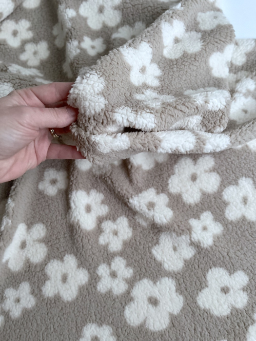 Teddy / moumoute bouclé fond grège motif fleurs Mailles - 7