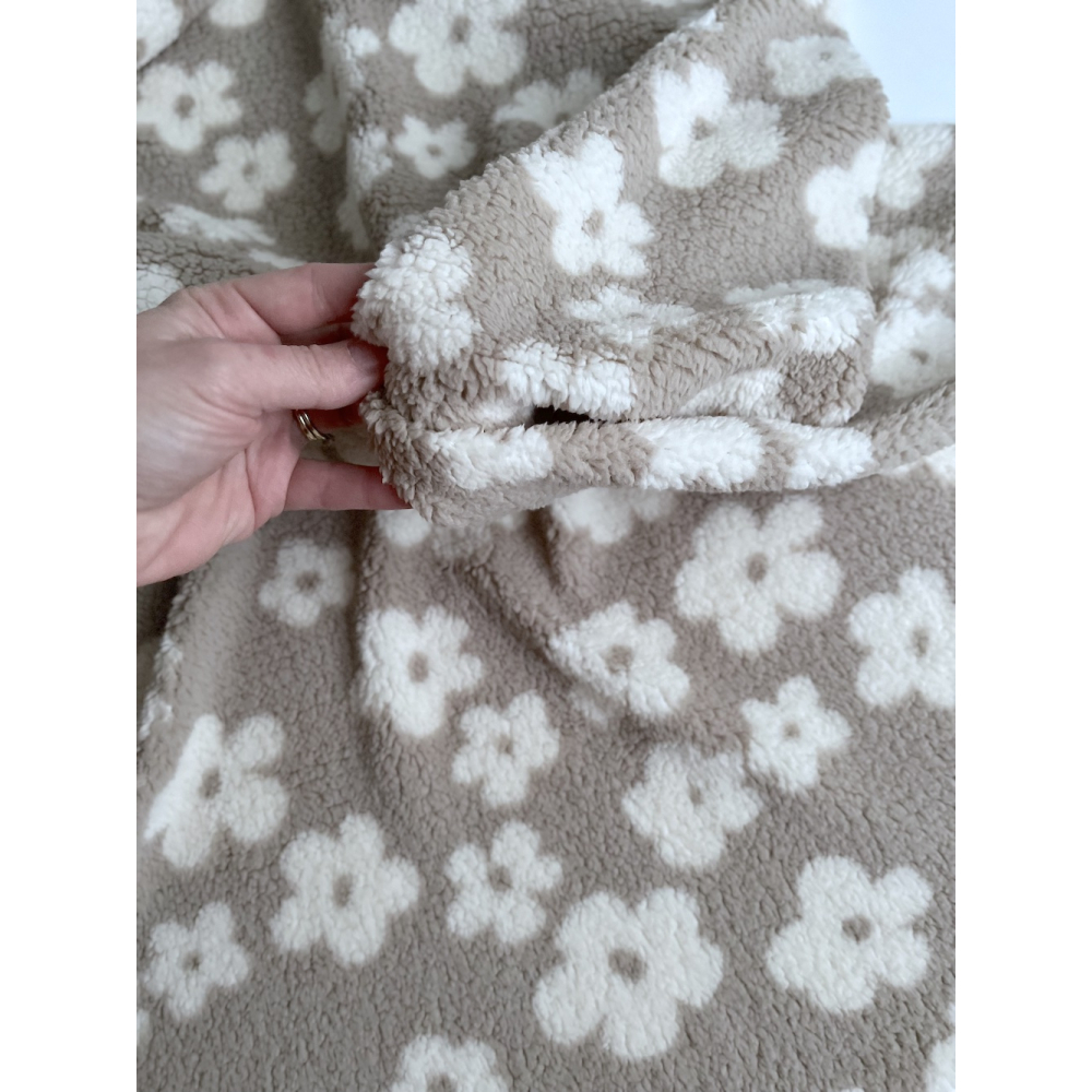 Teddy / moumoute bouclé fond grège motif fleurs Mailles - 7