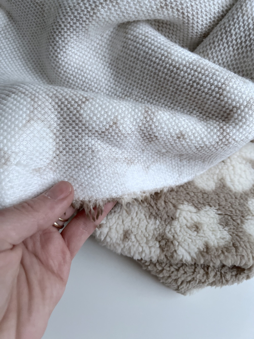 Teddy / moumoute bouclé fond grège motif fleurs Mailles - 8