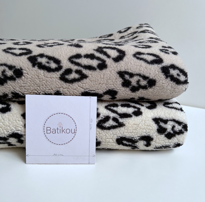 Teddy / moumoute bouclé fond beige clair motif Graou Mailles - 9