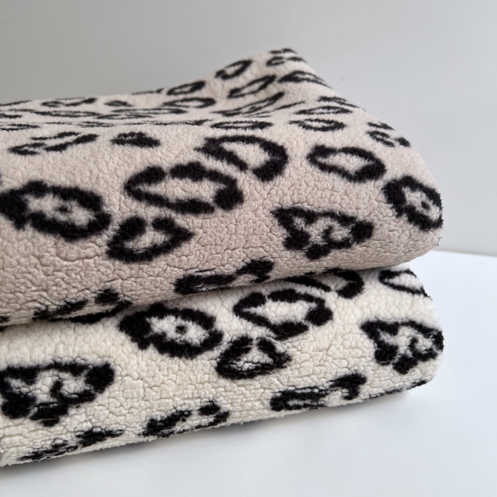 Teddy / moumoute bouclé fond beige clair motif Graou Mailles - 10