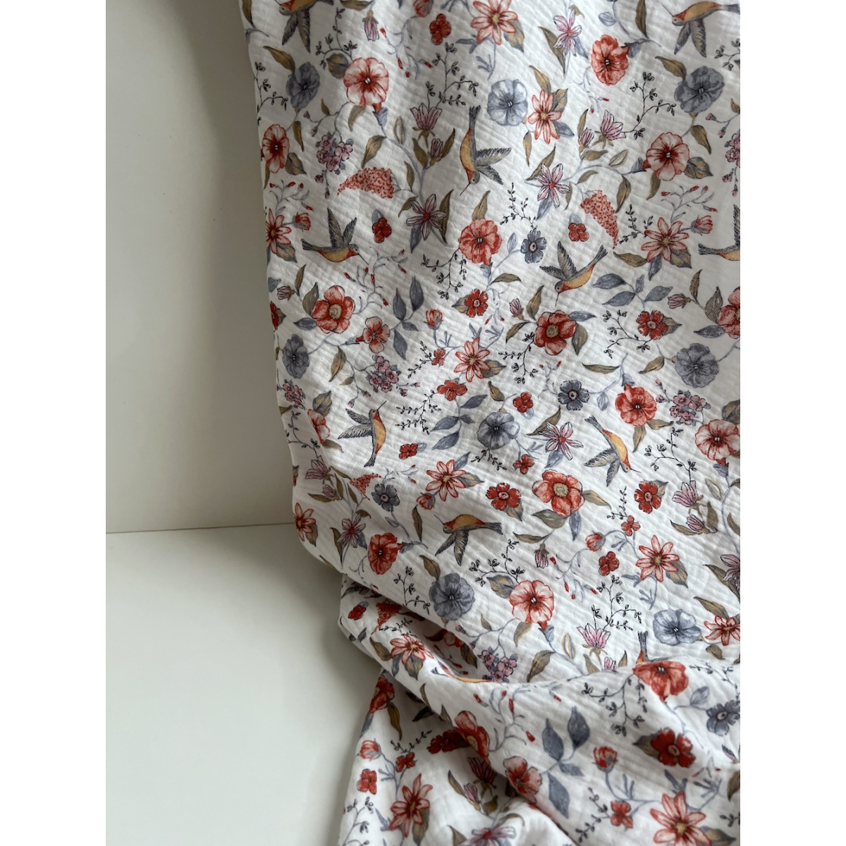 Colibri - Double gaze de coton motif fleuri tons bleu - rouge Tissus issus de l'agriculture biologique  - 3